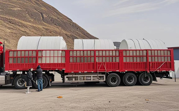 陇西塑料桶装车完毕准备运输中